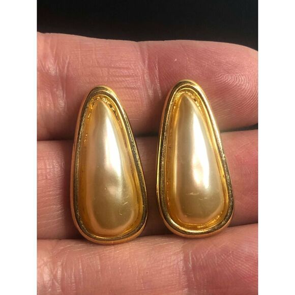 2559 Napier vintage faux pearl gold tone elongated teardrop 1-1/8" earrings - Picture 1 of 2